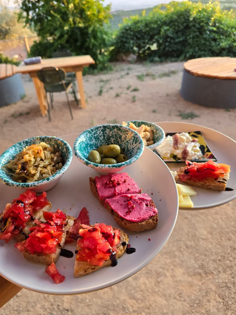 Bruschetta mit Tomaten, dazu Oliven und kleine Vorspeisen auf der Terrasse