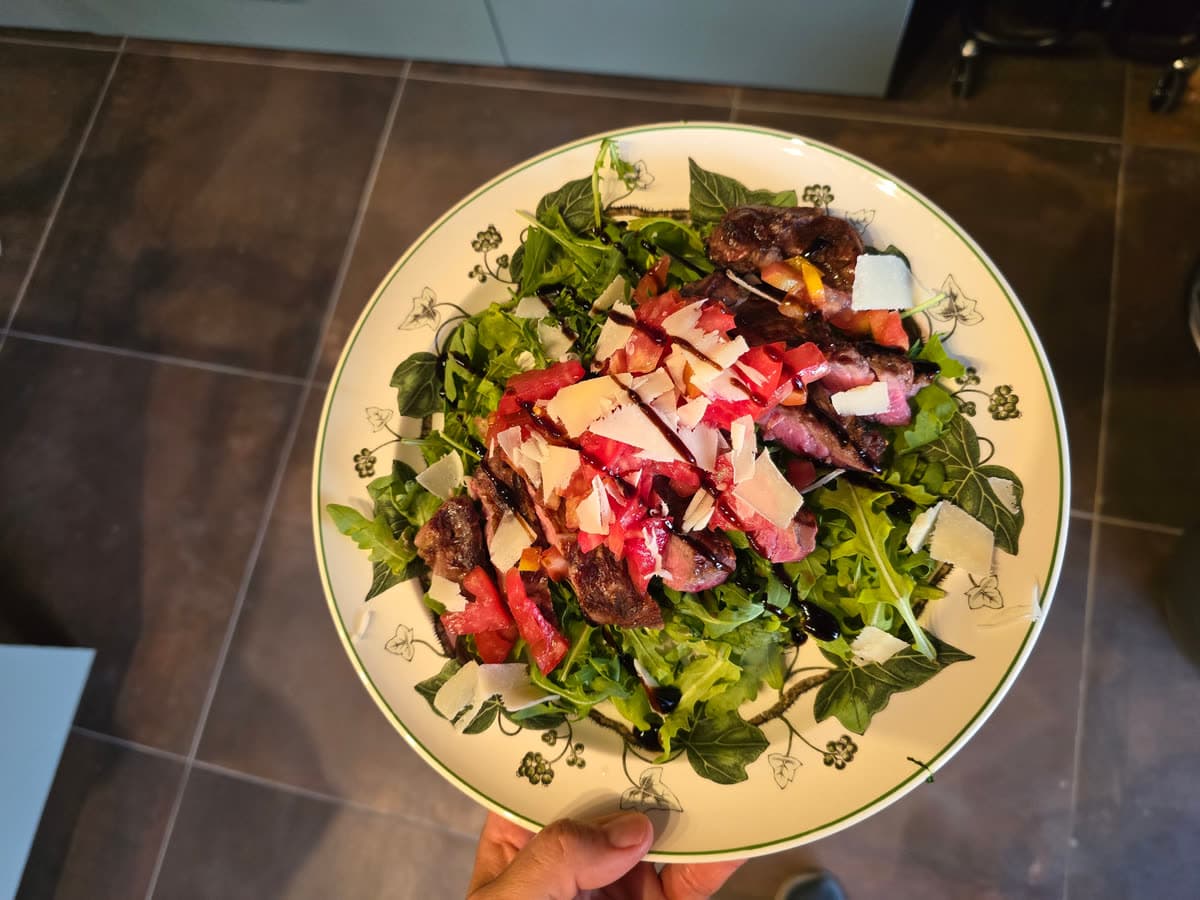 Salat mit Rucola, Bresaola und gehobeltem Parmesan