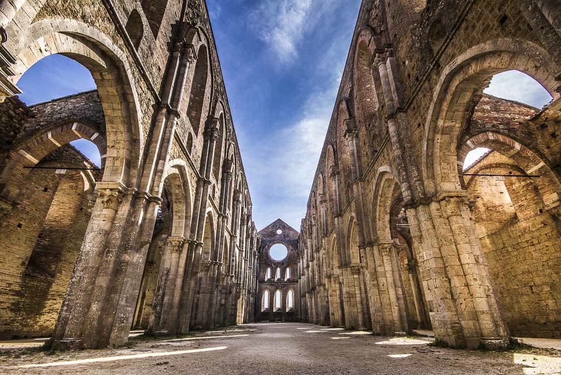Skibet i klosterkirken San Galgano: gotiske buer uden tag og åben himmel over